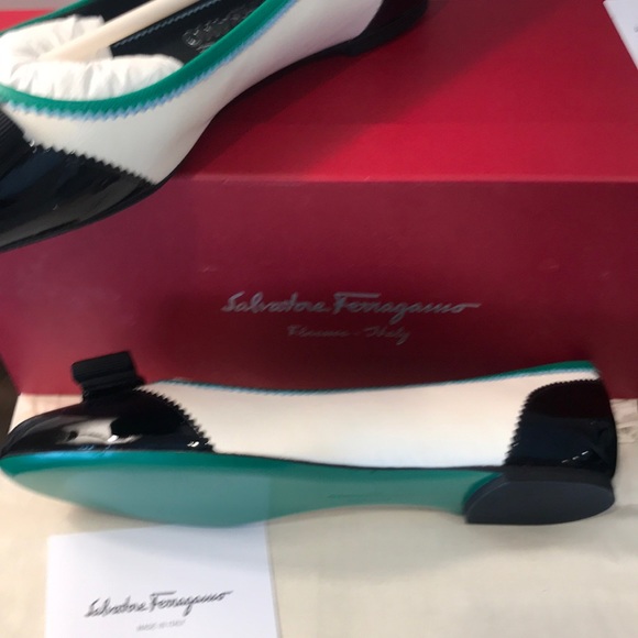 Salvatore Ferragamo Varina flats whT/bl/green 8M - Picture 3 of 7
